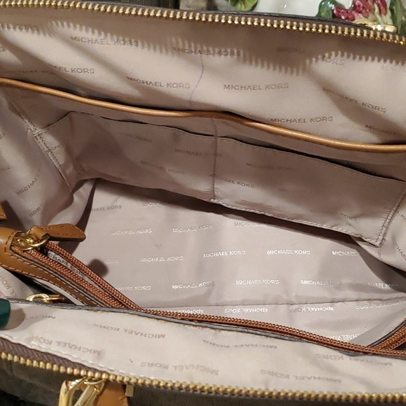 Michael Kors Riley Bag - Picture 7 of 12